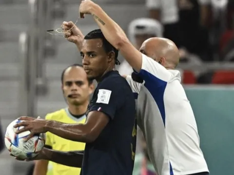 HLV tuyển Pháp: Kounde mê tín nên đeo dây chuyền khi thi đấu