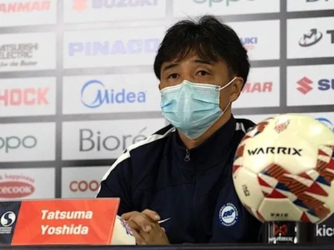 HLV tuyển Singapore khóc sau khi vào bán kết AFF Cup