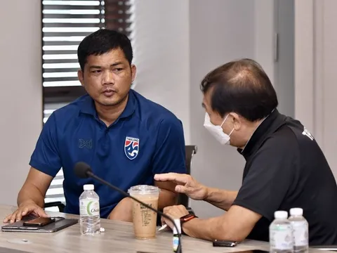 HLV U22 Thái Lan giao bài tập về nhà cho các học trò