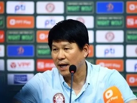 HLV Vũ Tiến Thành khen trọng tài bẻ còi