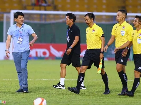 HLV Vũ Tiến Thành lao vào sân phản ứng trọng tài FIFA