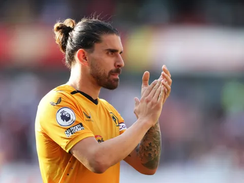 HLV Xavi nói lời phũ phàng với Ruben Neves