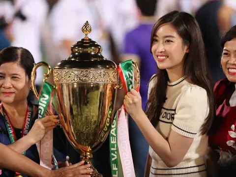 Hoa hậu Đỗ Mỹ Linh cùng CLB Hà Nội ăn mừng chức vô địch