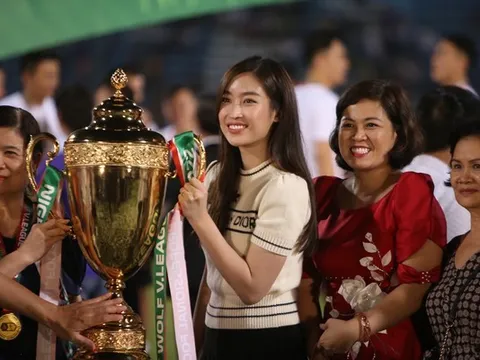 Dàn mỹ nhân rạng rỡ ngày Hà Nội đăng quang; Thầy Park gọi tân binh Việt kiều