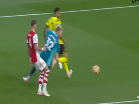 Hóa Neuer, Ramsdale suýt khiến Arsenal trả giá với sai lầm tai hại