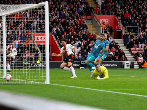 Hòa như thua trước Southampton, ghế của Conte chỉ còn "một chân"