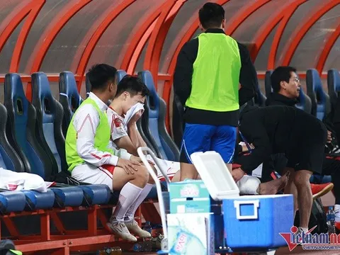 Hoàng Đức ôm mặt buồn, thở phào vì thoát chấn thương nặng