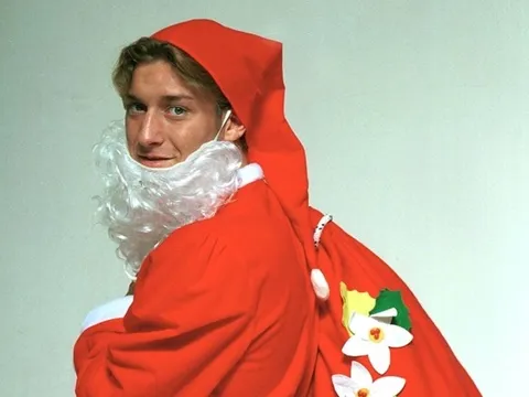 "Hoàng tử" Totti khiến NHM sửng sốt trong đêm Giáng Sinh
