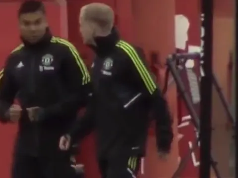 Martinez 'dằn mặt', Van de Beek phớt lờ