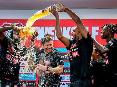 Học trò phục kích, Alonso "tắm bia" trong phòng họp báo