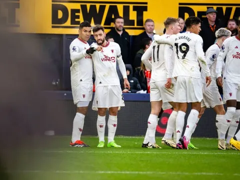Hojlund bùng nổ, Man Utd phả hơi nóng vào Top 4