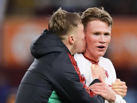 Hojlund làm chuyện khiến McTominay ngượng ngùng