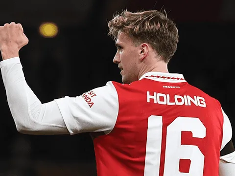 NÓNG! Arsenal bán đứt trung vệ, giá 4 triệu bảng