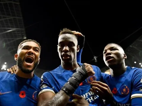 Biến lớn đầy ắp, hat-trick giúp Chelsea nhấn chìm 9 người của Spurs