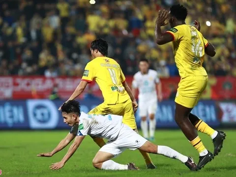Hồng Duy ăn vạ kiếm penalty bất thành trước HAGL