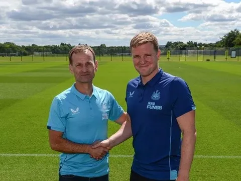 Howe lo ngại rò rỉ kế hoạch chuyển nhượng cho Man Utd