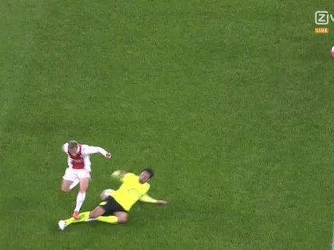 Hummels phẫn nộ về chiếc thẻ đỏ tưởng tượng trước Ajax