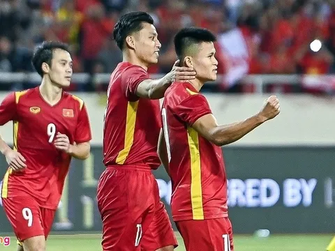 Hùng Dũng nhường phạt đền cho Tuấn Hải ở trận thắng Dortmund