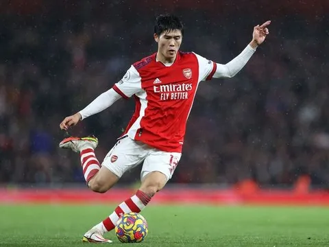 Huyền thoại Arsenal yêu cầu phóng viên xin lỗi Tomiyasu