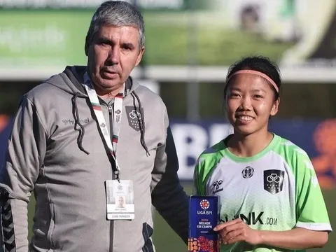 Huỳnh Như: Đồng đội nhường tôi đá phạt đền