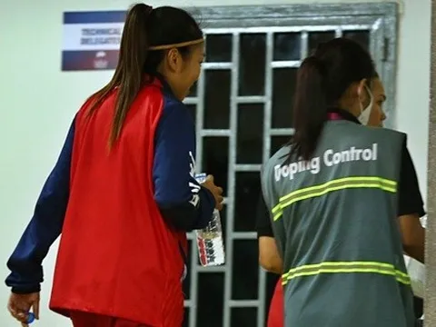 Huỳnh Như kiểm tra doping khi rời phòng họp báo