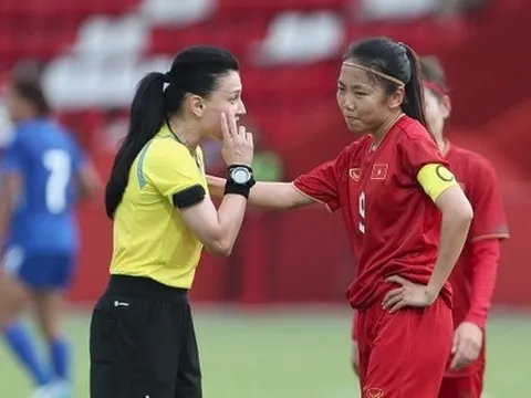 Huỳnh Như vỗ vai trọng tài sau khi bị nhắc nhở