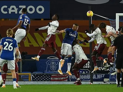 Ian Wright mỉa mai: "Đúng là Arsenal rất biết cách chống phạt góc"