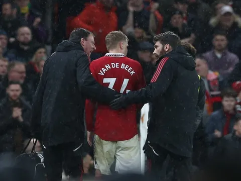 HLV Ten Hag cập nhật tình trạng của Van de Beek