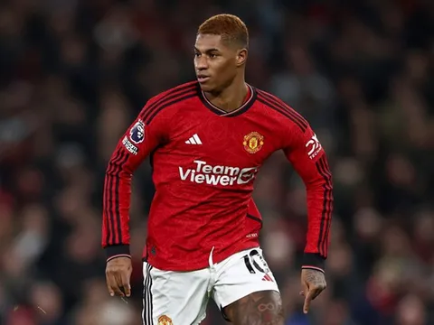 Lý do Marcus Rashford dự bị trước Chelsea