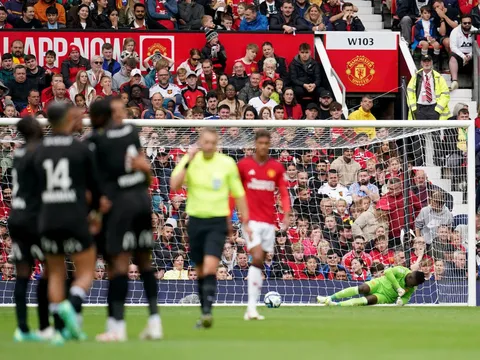 Onana mắc sai lầm, fan Man Utd đồng loạt gọi tên De Gea