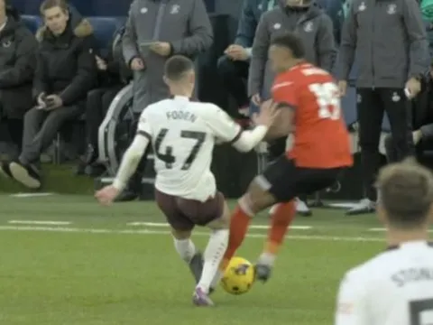 Neville nổi nóng khi thấy cầu thủ Man City bị "làm đau"