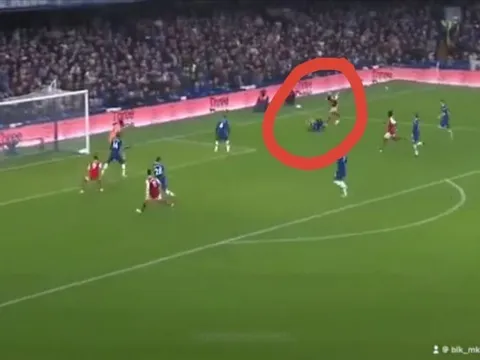 Saliba bật mode "quái thú", out trình cầu thủ Chelsea