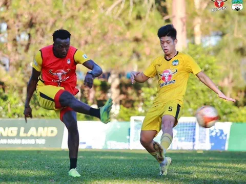 HAGL gặp VPF giải quyết mâu thuẫn; HLV Thái Lan: "Sân cỏ Việt Nam chẳng thể chuyền bóng"