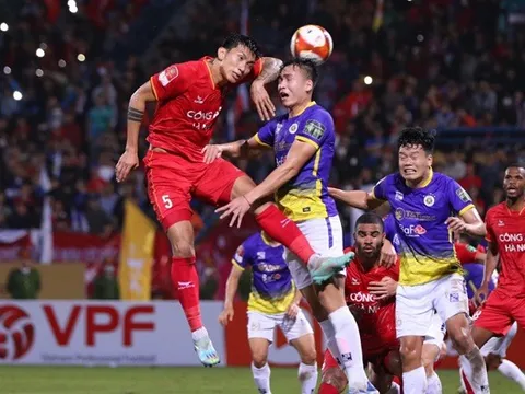 Việt Anh bầm mặt bởi Văn Hậu; Báo Thái nghi ngờ HLV Polking sẽ dẫn dắt CAHN