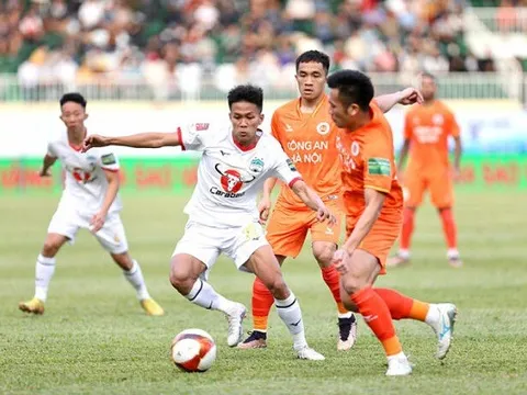 CĐV Việt Nam tấn công trang chủ Pau FC; VPF lên tiếng về quãng nghỉ V-League