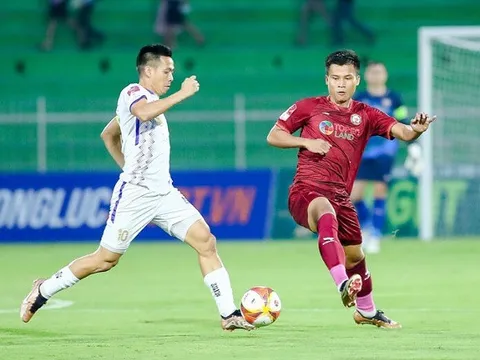 CĐV phản ứng Văn Quyết vì thúc cùi chỏ; Sao U22 Việt Nam chấn thương