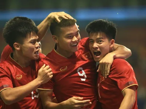 2 quyết định đúng và 2 sai lầm của HLV Troussier ở trận thắng U22 Lào