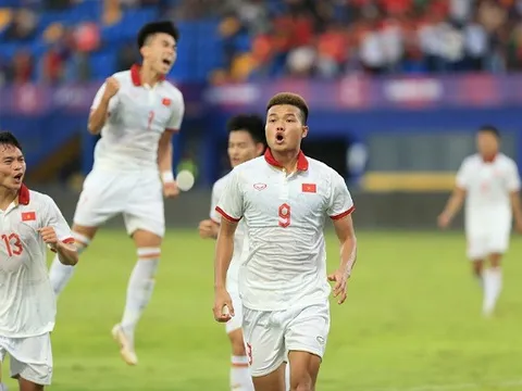 Hung thần cho Singapore và gà son của HLV Troussier