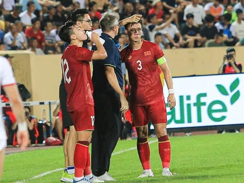 'Bão" chấn thương càn quét, HLV Troussier có méo mặt?