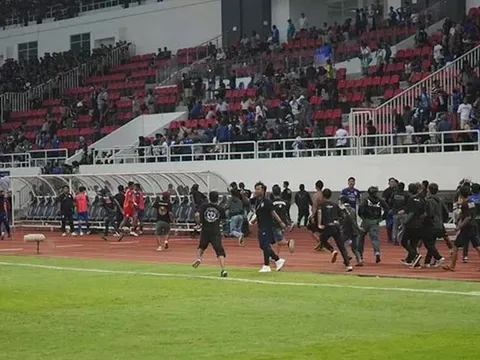 Bạo loạn rúng động bóng đá Indonesia; CLB V-League "dọa" đình công