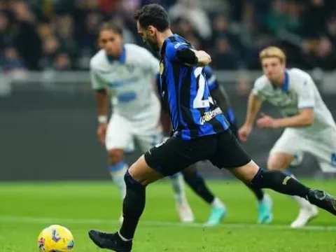 Inter đòi lại ngôi đầu; Mourinho tố trò cũ ăn vạ sau trận hòa Lazio