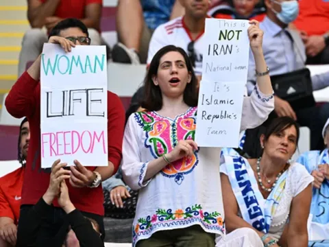 Thua Anh, HLV Iran đòi đuổi CĐV về nhà