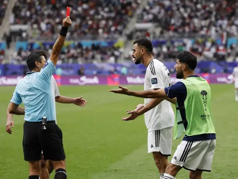 Iraq nhận thẻ đỏ khó hiểu, bị loại cay đắng bởi 2 bàn thắng phút bù giờ