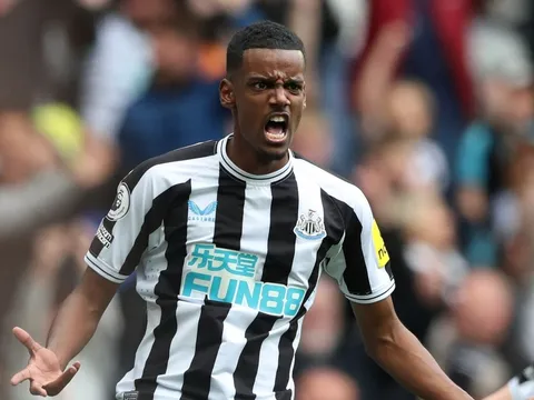 Michael Owen xếp 2 chân sút Newcastle ngang hàng Erling Haaland