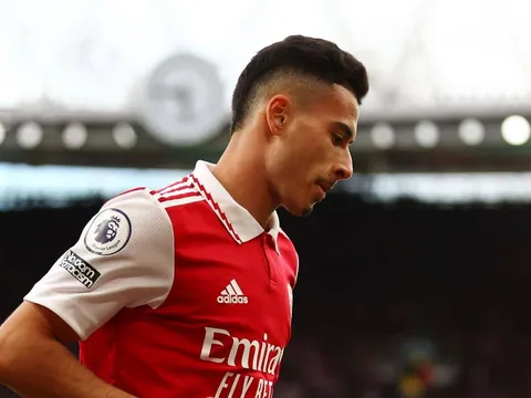 Gabriel Martinelli sút hỏng penalty, Odegaard gửi lời nhắn