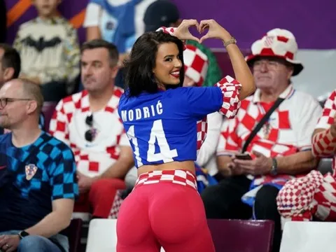 Ivana Knoll bốc lửa cổ vũ Croatia ở trận tranh hạng Ba