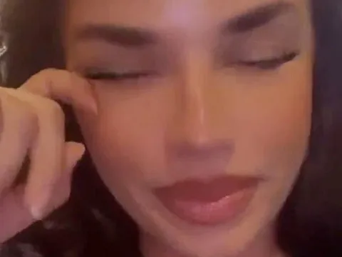 CĐV sexy nhất World Cup rơi nước mắt khi rời Qatar