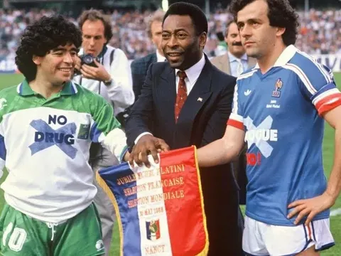 "Pele chơi bóng như một vị Chúa trời"