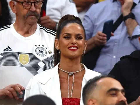 Siêu mẫu nội y xuất hiện trên khán đài trận Tây Ban Nha vs Đức