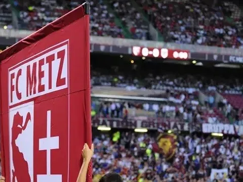 Cầu thủ 15 tuổi qua đời sau khi bị đối thủ người Pháp hành hung trên sân